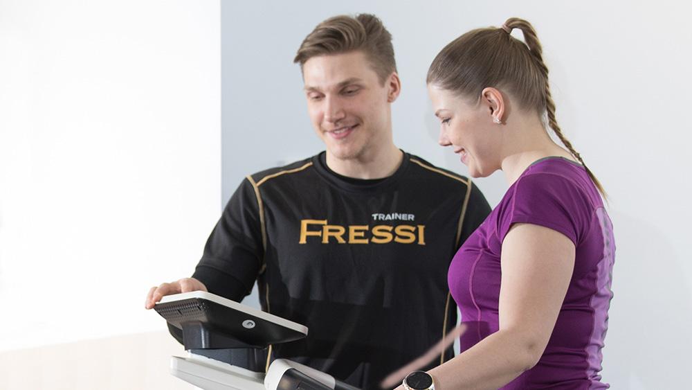 Fressi Trainer auttamassa yrityksen henkilöstöä tulkitsemaan kehonkoostumusmittauksen tuloksia
